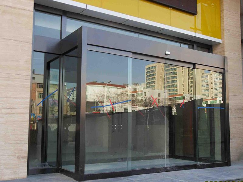 近百年汇国际性酒店式公寓铝合金边框玻璃自动门实例